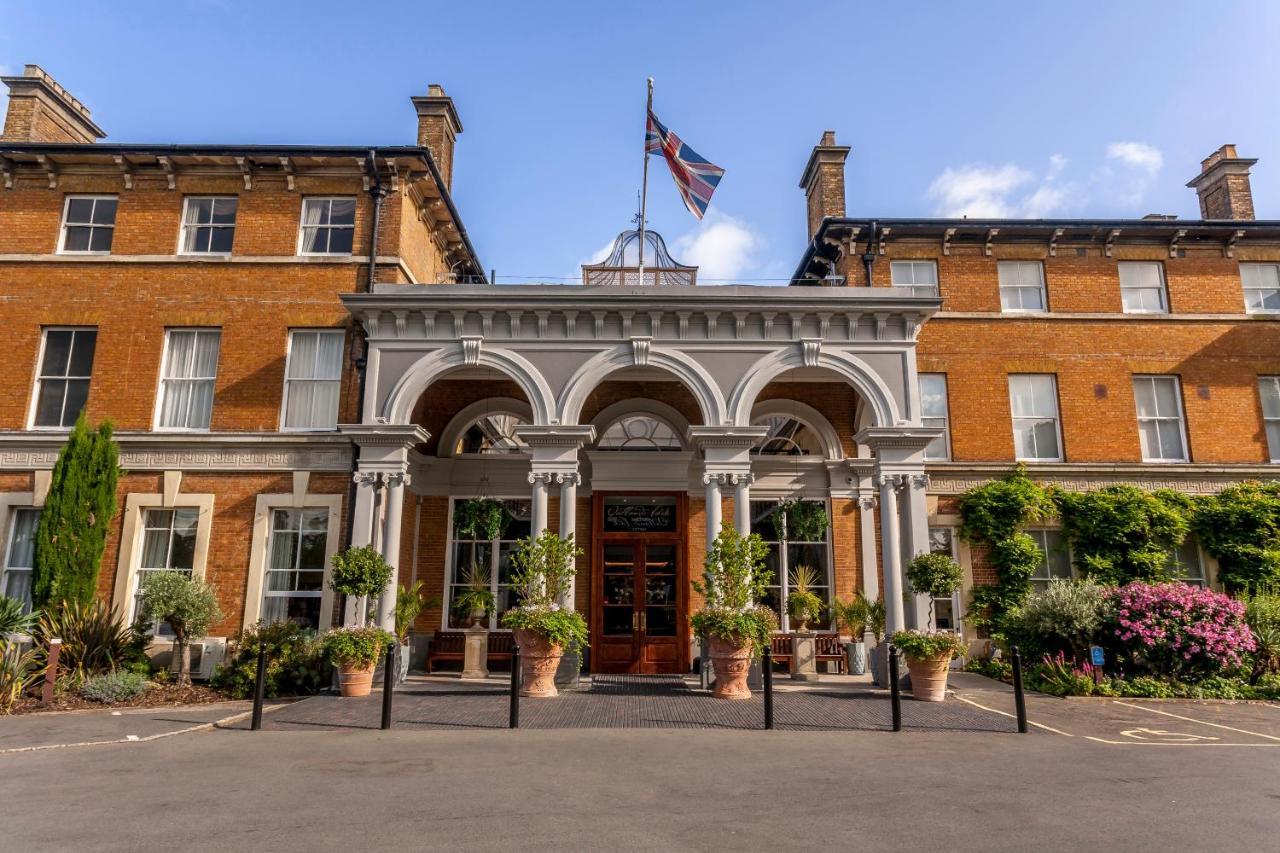 Oatlands Park Hotel Вейбридж Экстерьер фото