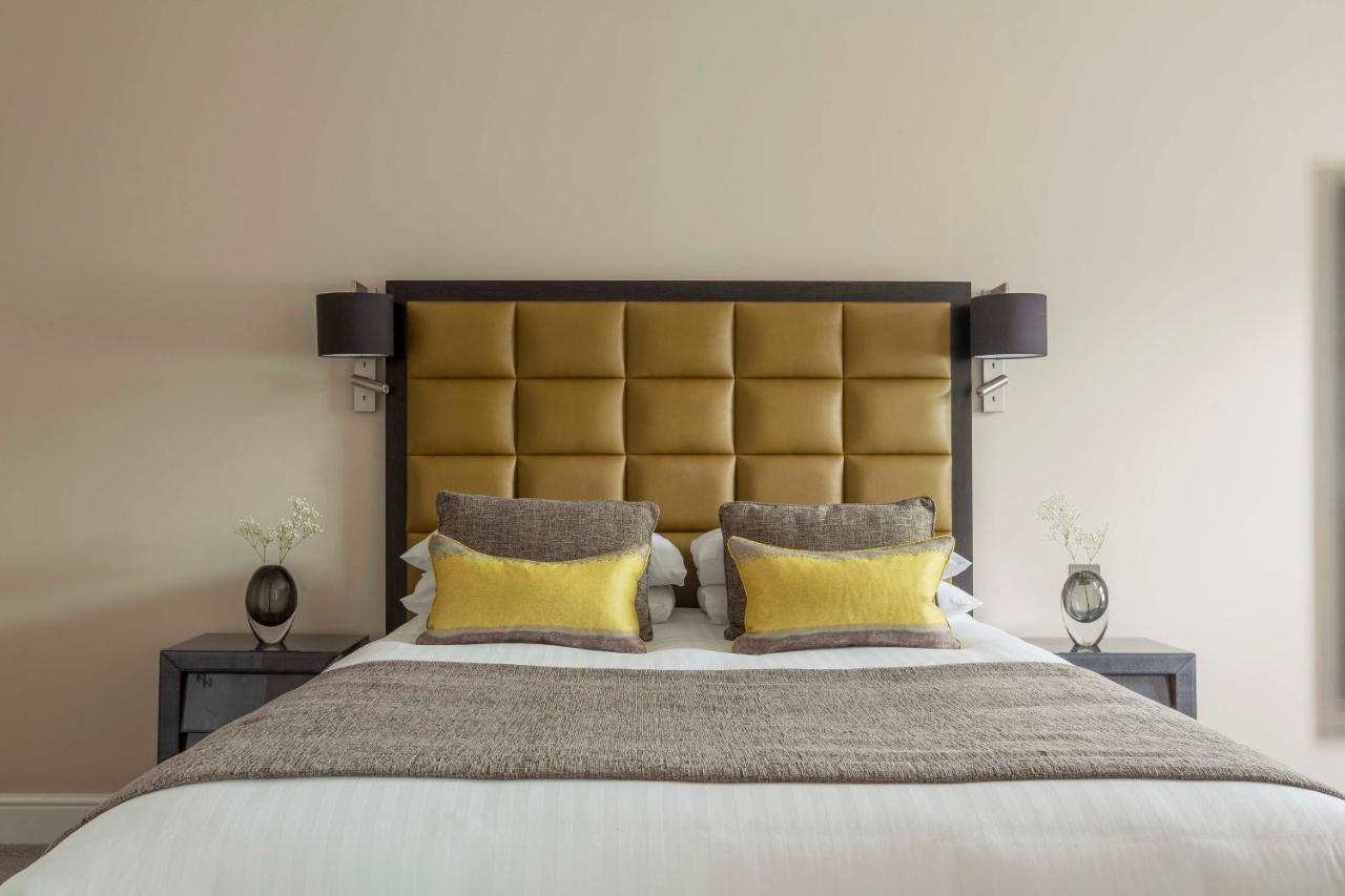 Oatlands Park Hotel Вейбридж Экстерьер фото