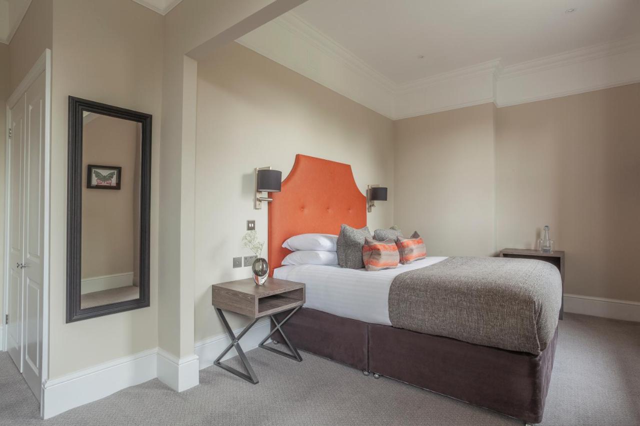 Oatlands Park Hotel Вейбридж Экстерьер фото