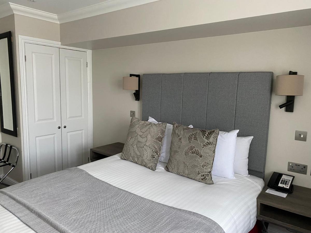 Oatlands Park Hotel Вейбридж Экстерьер фото