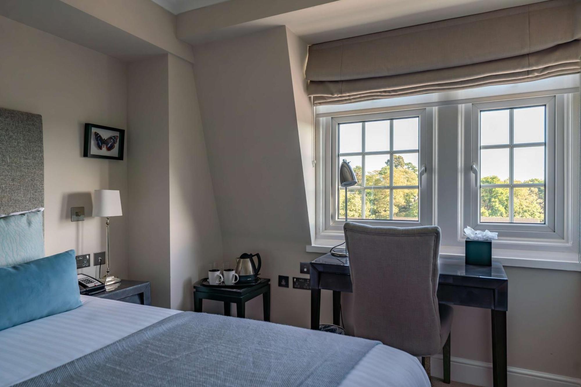 Oatlands Park Hotel Вейбридж Экстерьер фото