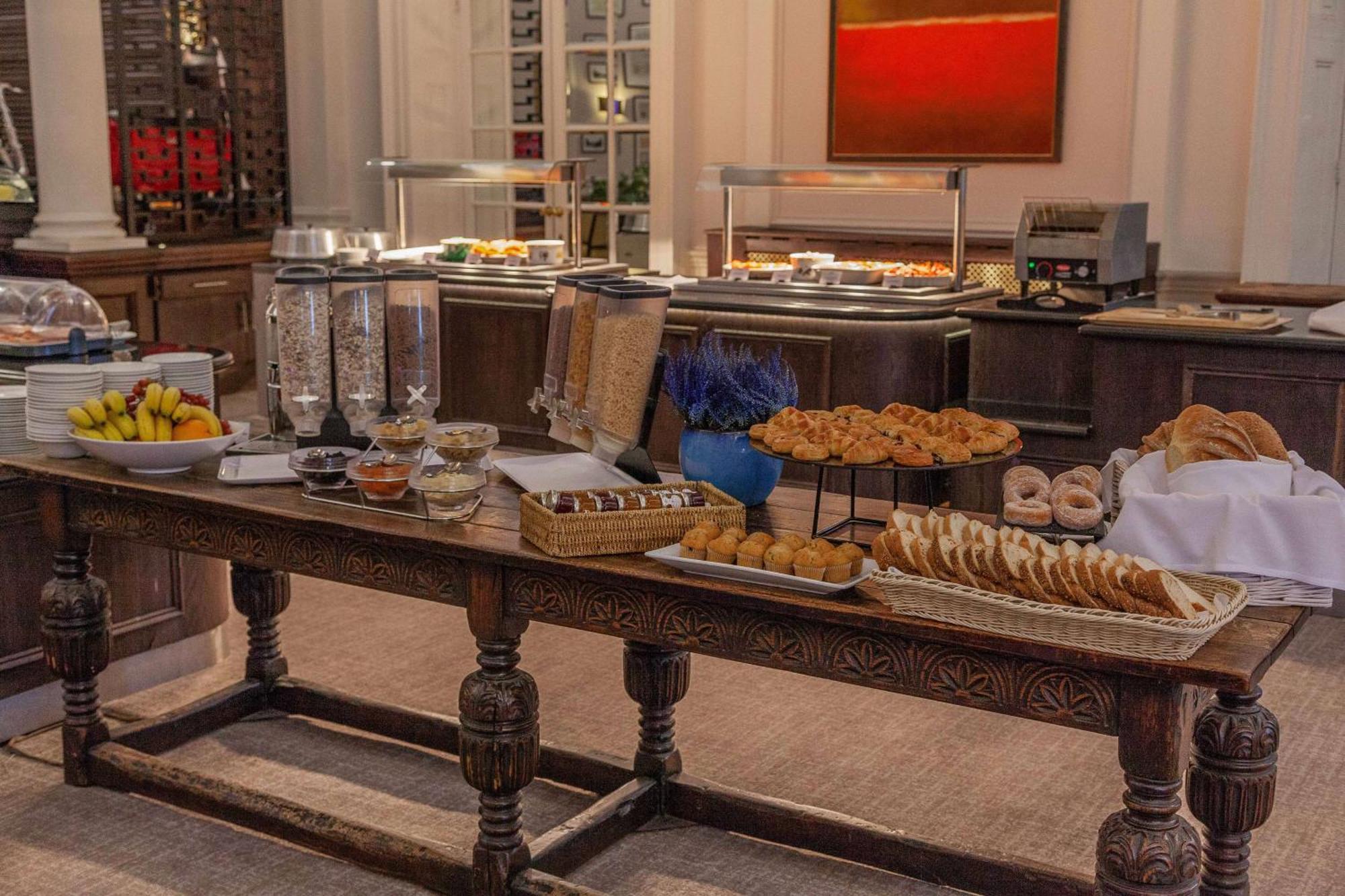 Oatlands Park Hotel Вейбридж Экстерьер фото