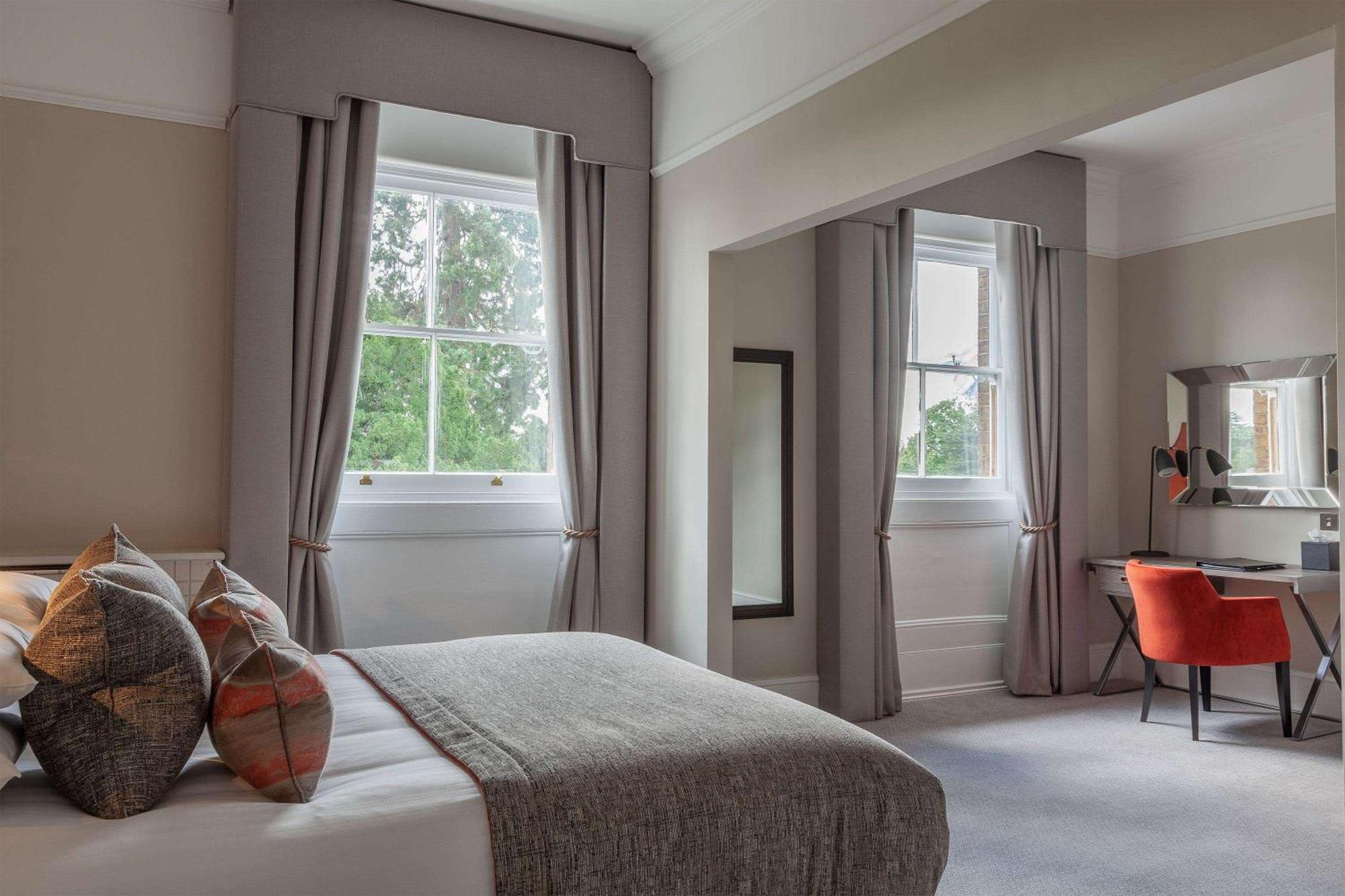 Oatlands Park Hotel Вейбридж Экстерьер фото