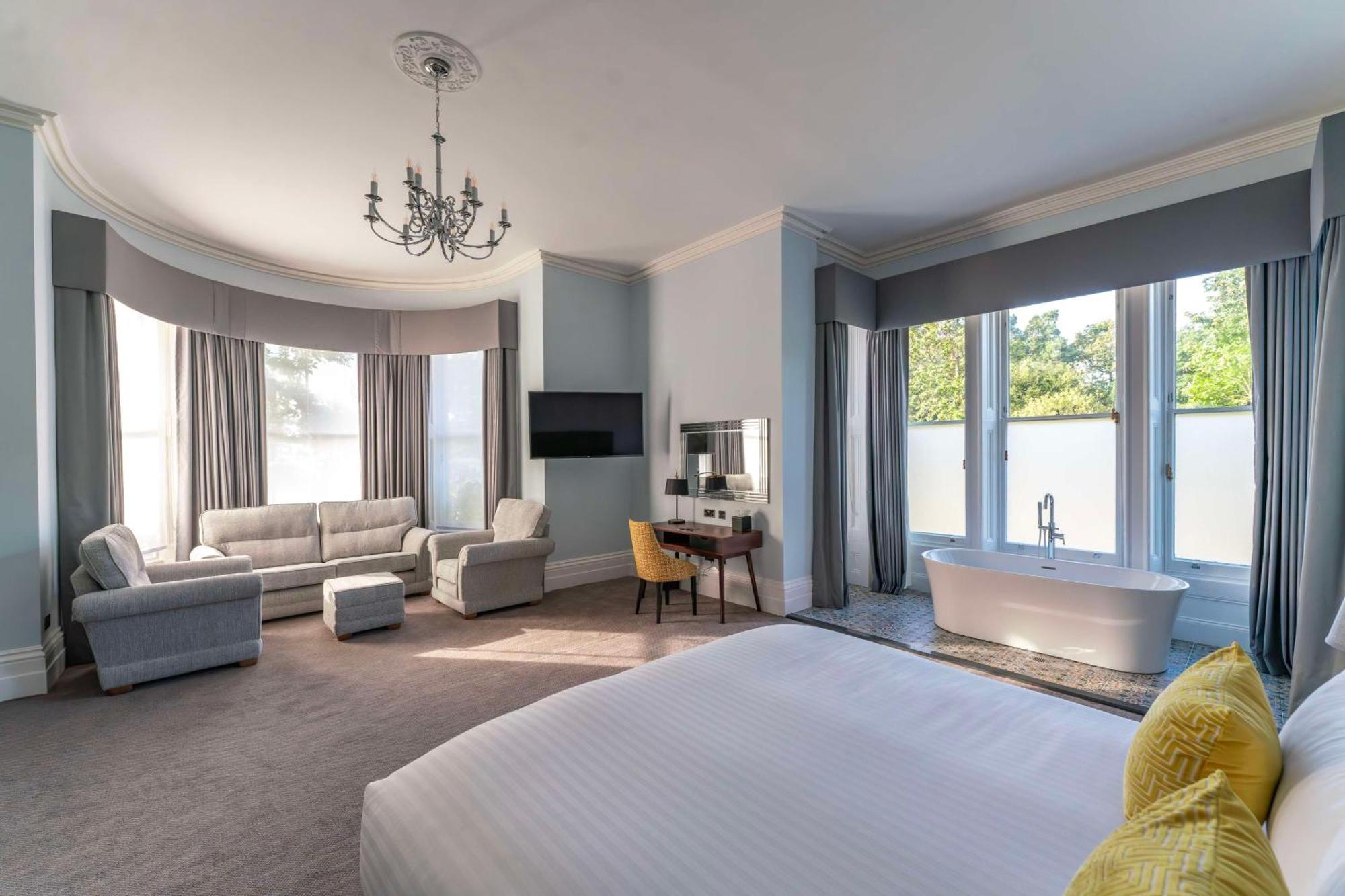 Oatlands Park Hotel Вейбридж Экстерьер фото