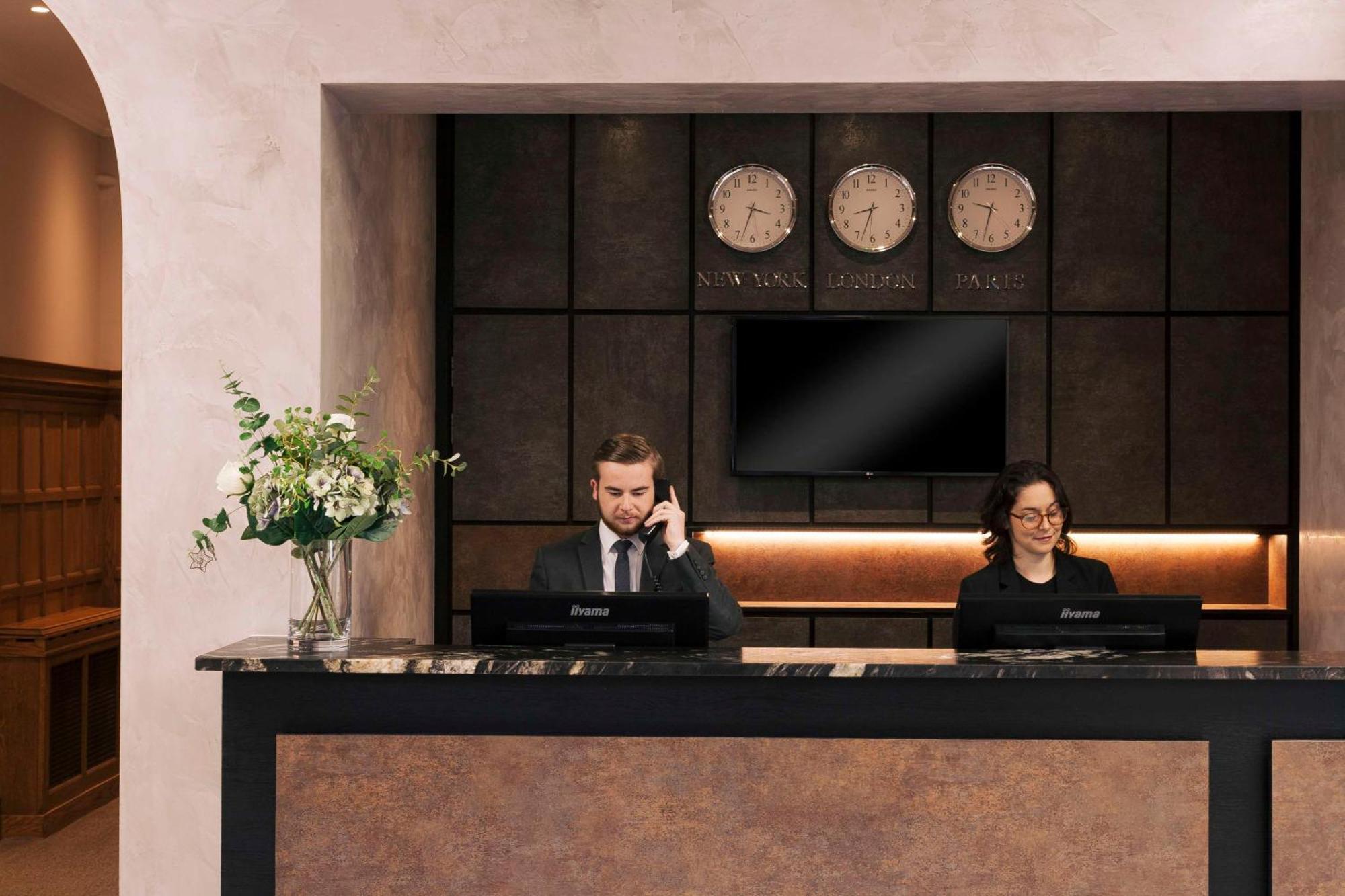 Oatlands Park Hotel Вейбридж Экстерьер фото