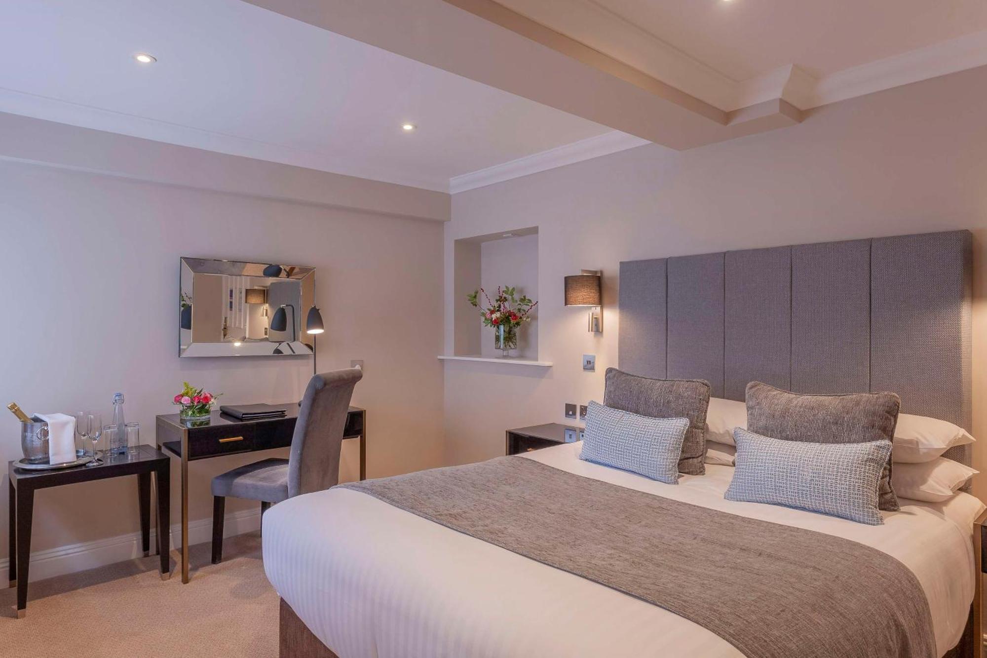 Oatlands Park Hotel Вейбридж Экстерьер фото