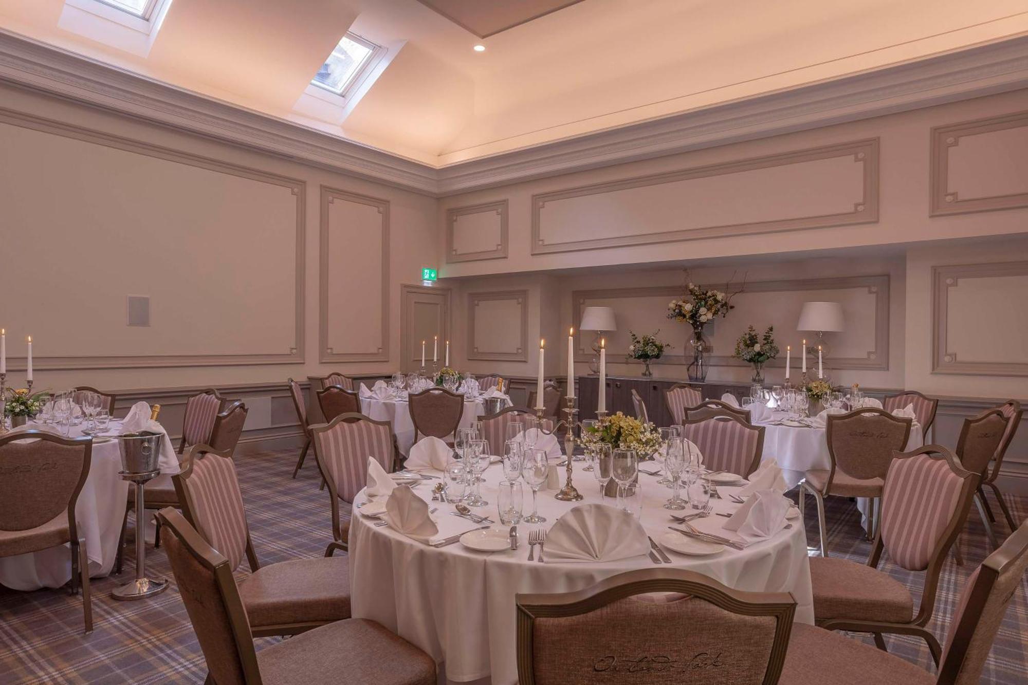 Oatlands Park Hotel Вейбридж Экстерьер фото