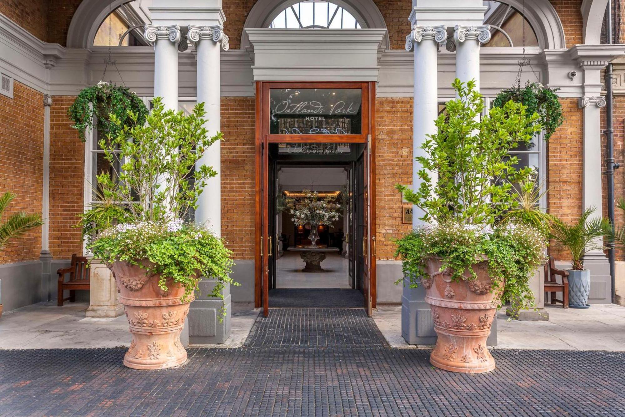 Oatlands Park Hotel Вейбридж Экстерьер фото