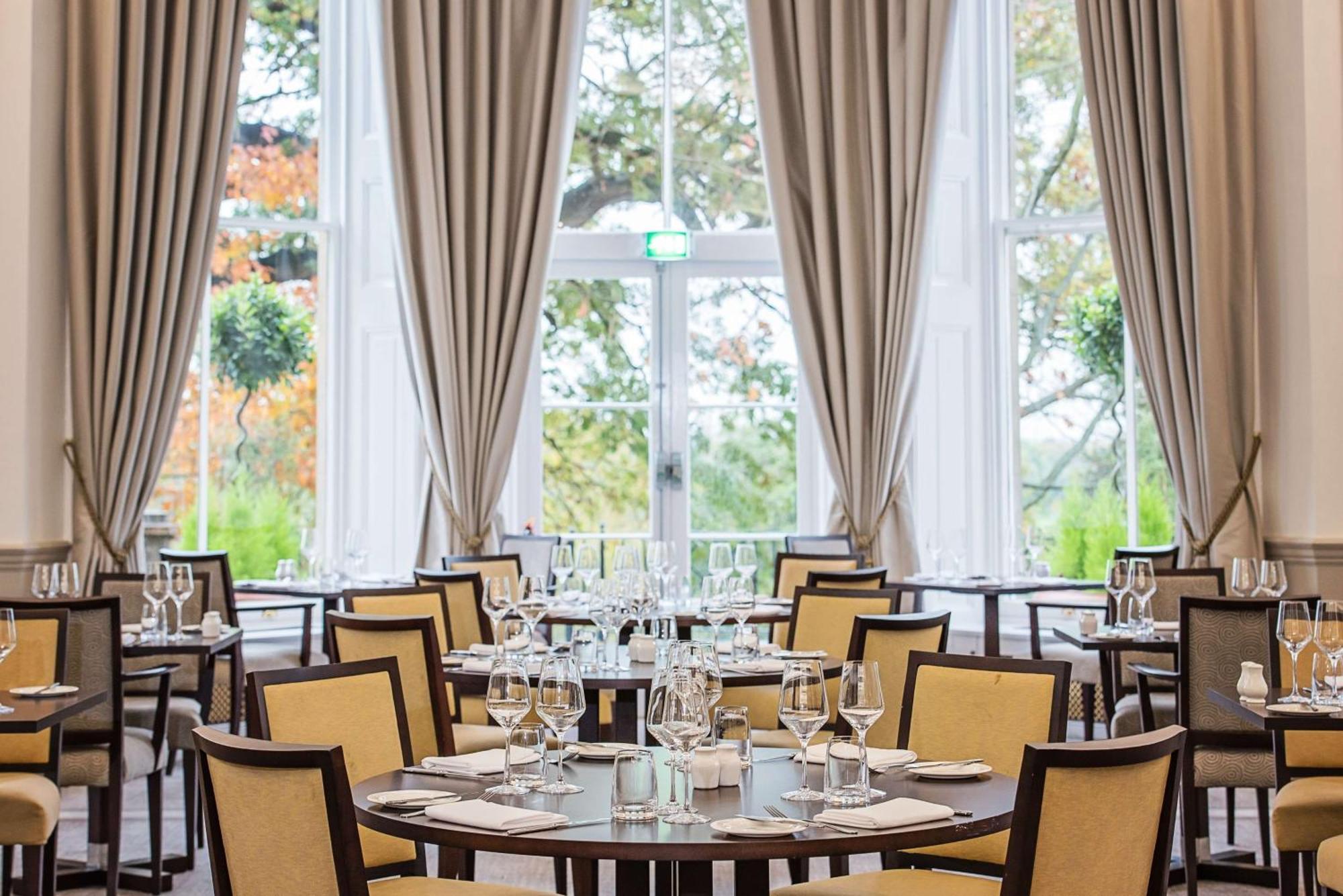 Oatlands Park Hotel Вейбридж Экстерьер фото