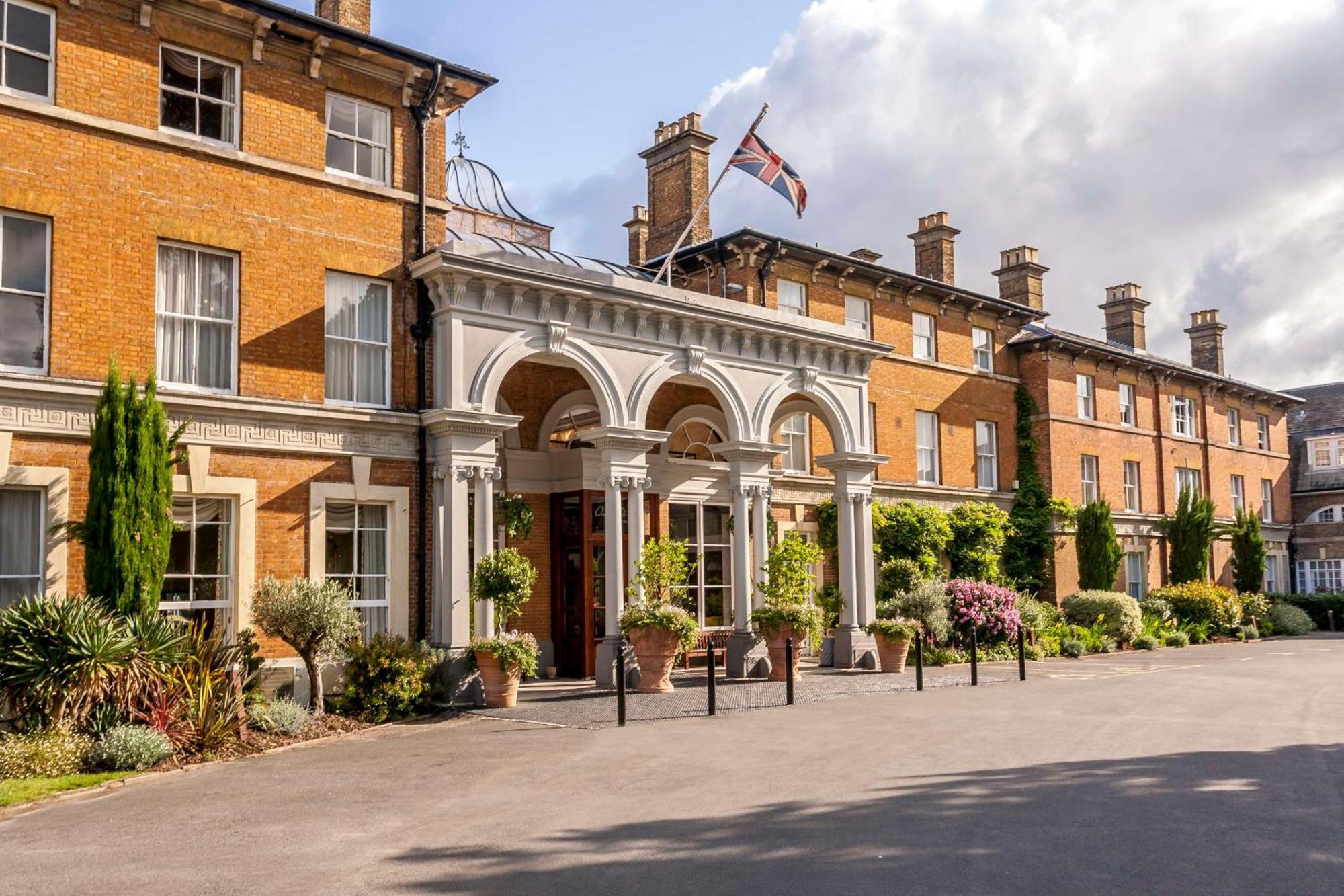 Oatlands Park Hotel Вейбридж Экстерьер фото