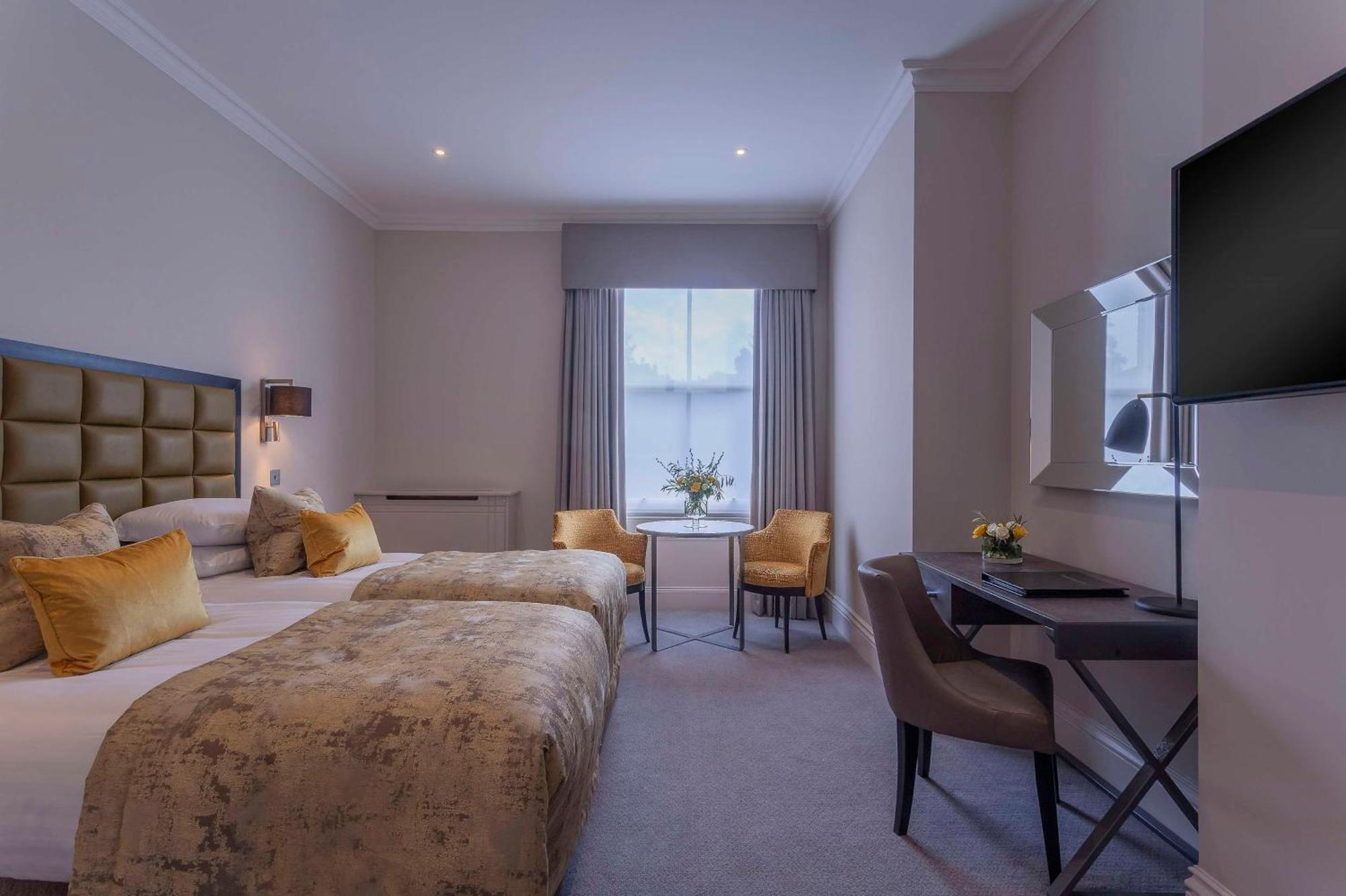 Oatlands Park Hotel Вейбридж Экстерьер фото
