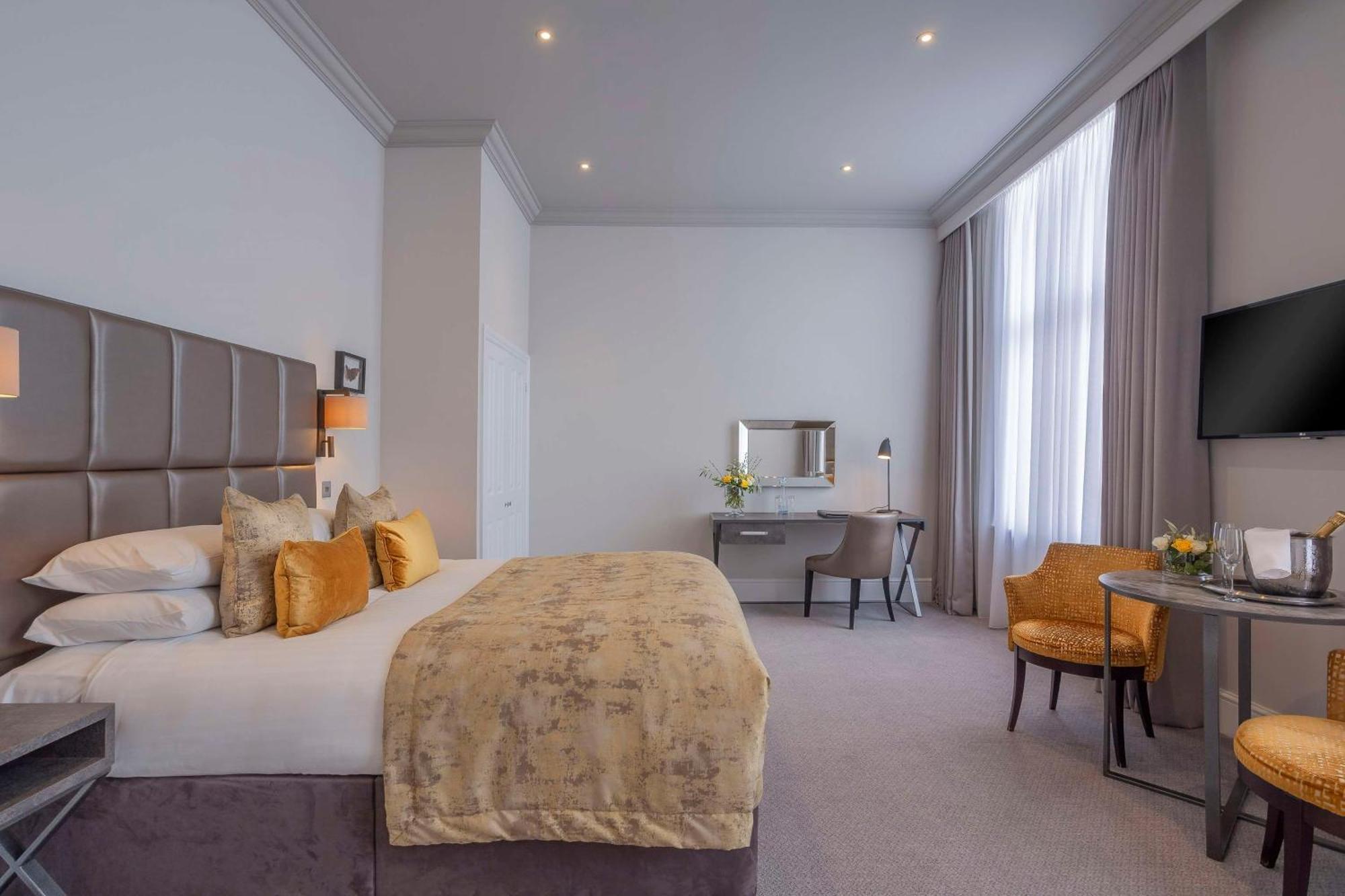 Oatlands Park Hotel Вейбридж Экстерьер фото